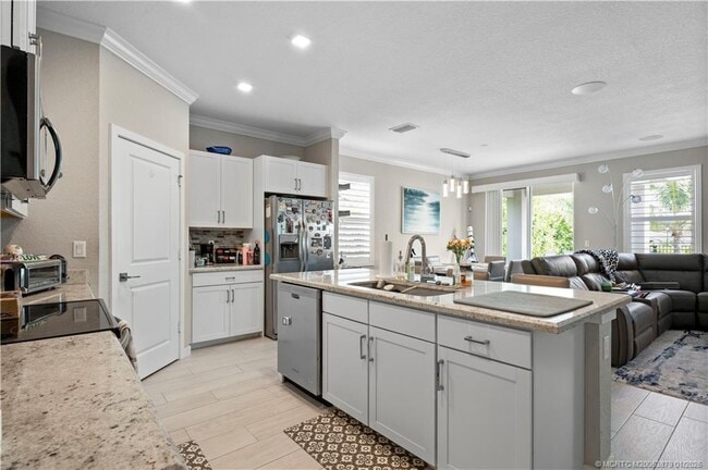 Building Photo - 1550 NE Skyhigh Ter