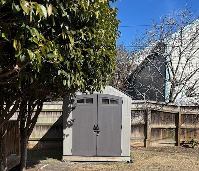 Building Photo - North End Beach Cottage 2 Bedroom 1 Bath