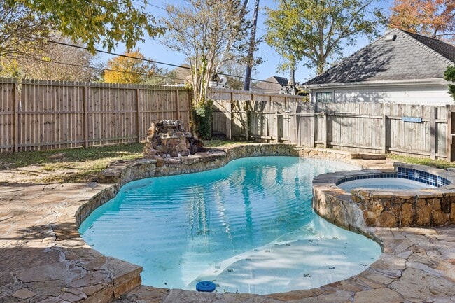 Building Photo - 14819 Walbrook Dr