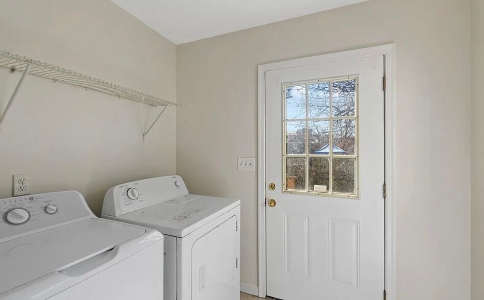 Mudroom w washer/dryer - 1239 W Lombard St