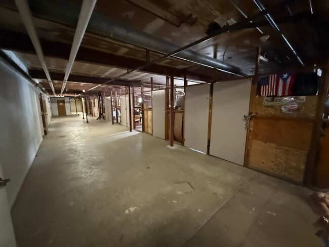 Building Photo - Beautifully-Maintained 1-Bedroom & Central...