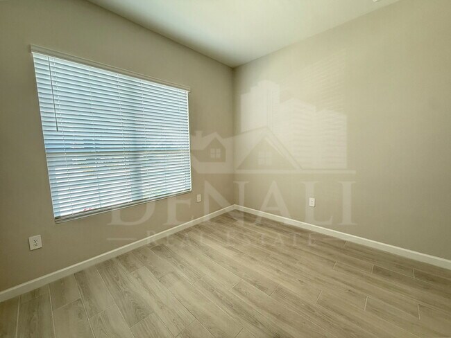 Building Photo - 6010 E Quail Ave