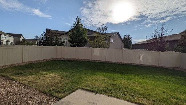 Building Photo - LARGE TWO STORY 3 BED/2.5 BATH W/3 CAR GAR...