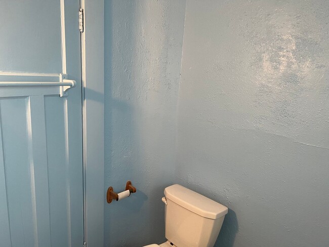 Building Photo - Beautifully updated 3 bedroom 1 bath duple...
