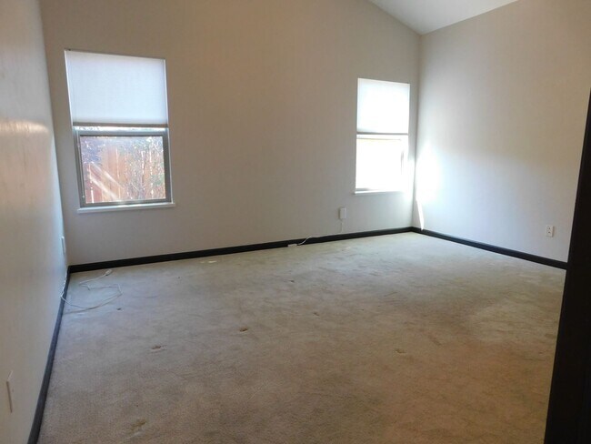 Building Photo - Beautiful Home in Clifton