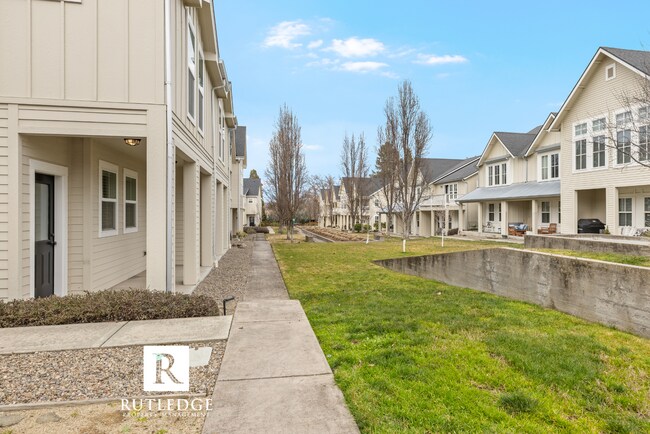 Building Photo - Gorgeous End Unit Townhome in The Heart of Historic Jacksonville!