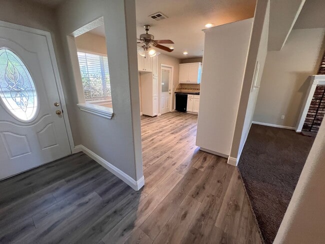 Building Photo - $2,250 Fowler & Shields, 3 Bedrooms - E Fe...