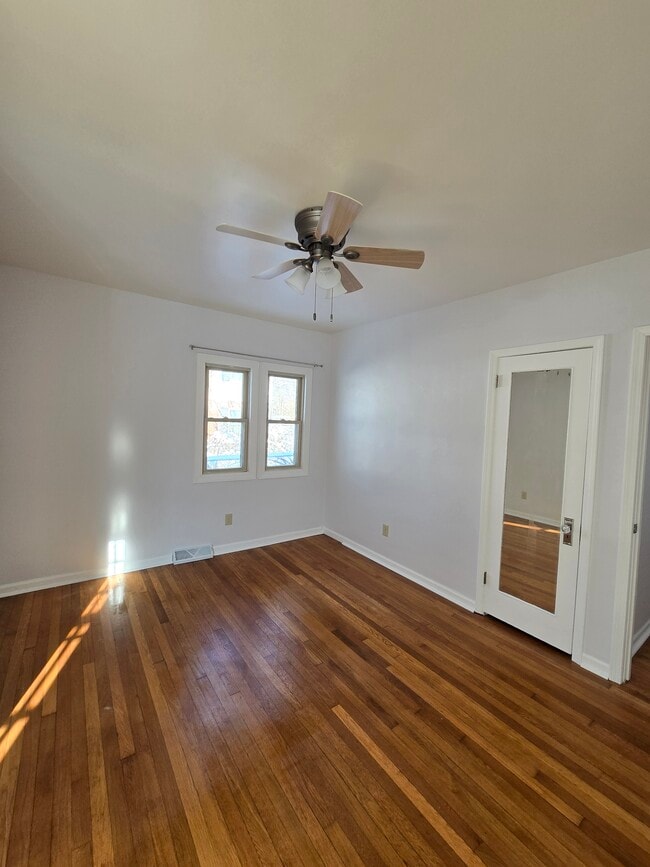 Building Photo - 1412 Lake Dr