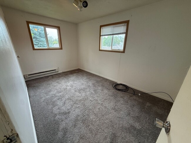 Building Photo - 4 Bed 2 Bath- 2 Story Single Family Home