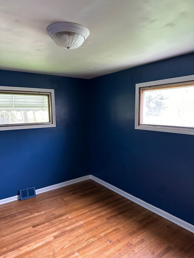Building Photo - Beautiful house with Mentor charm!