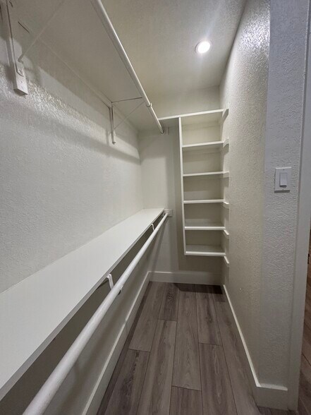 Main Bedroom - Walk-in closet - 7810 Copperas Dr