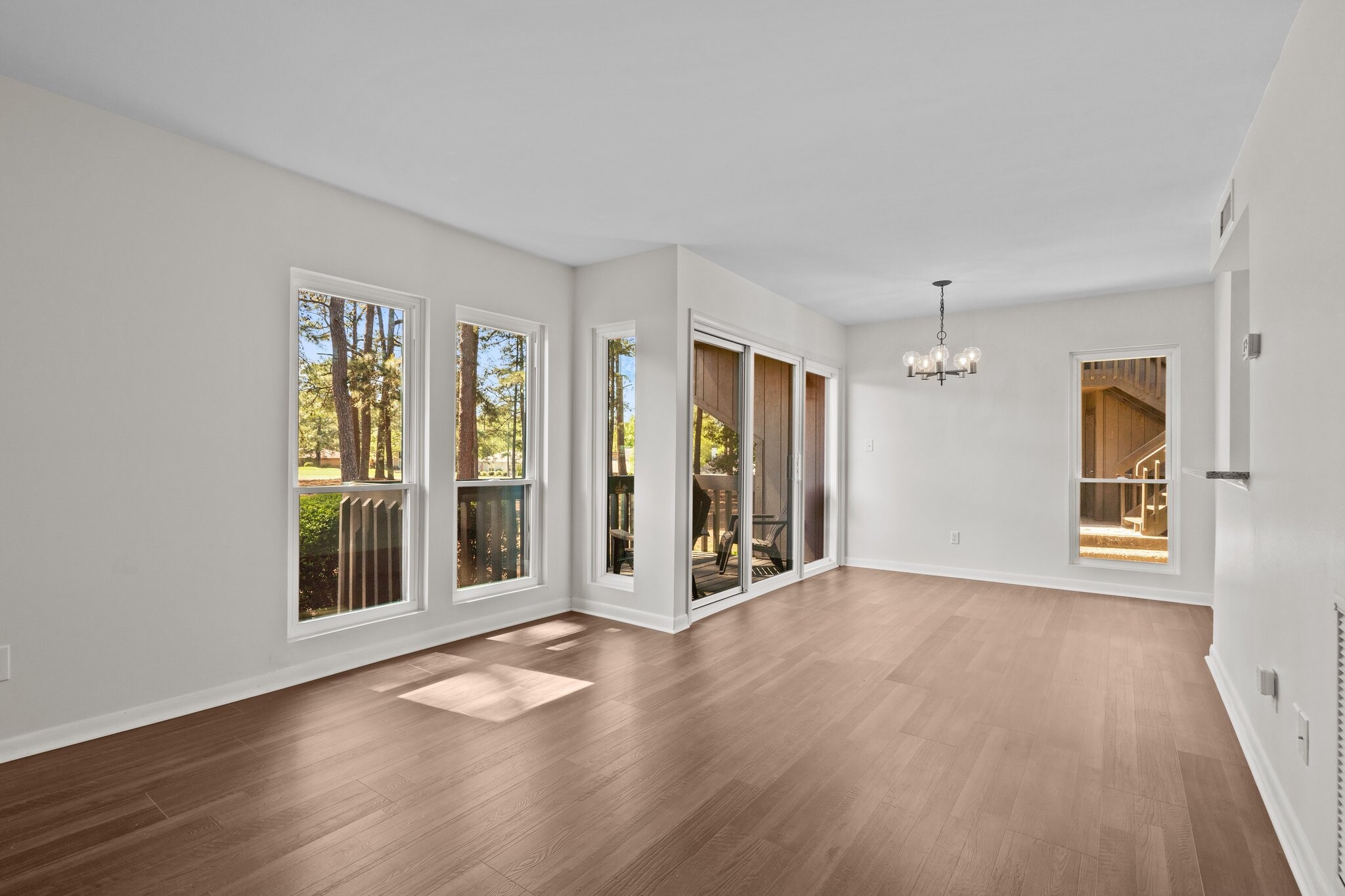 Building Photo - 10 Pine Tree Rd