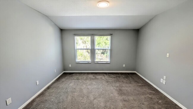 Building Photo - Annual UNfurnished almost BRAND NEW townhome just south of University and Lockwood Ridge!