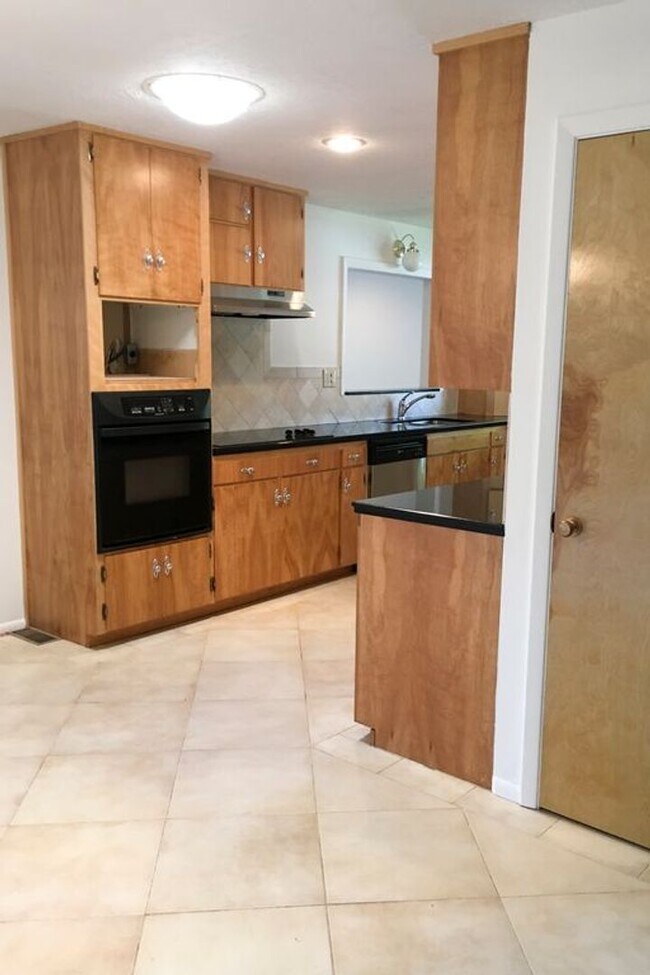 Building Photo - 516 N Willson Ave