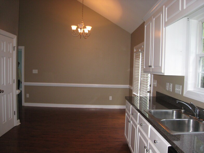 Building Photo - 1009 Sebring Dr