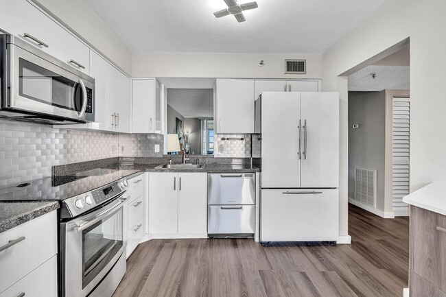 Building Photo - 14623 Bonaire Blvd