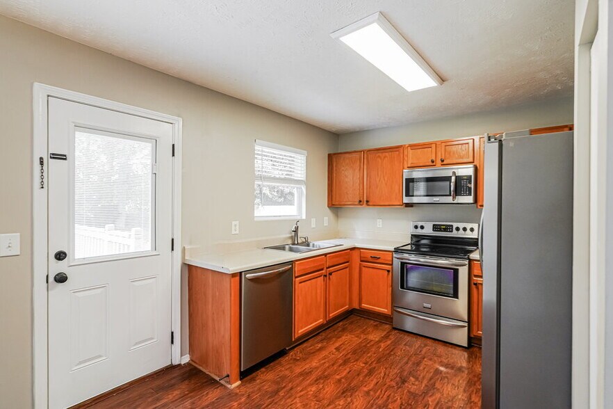Building Photo - 2735 Sutherland Dr