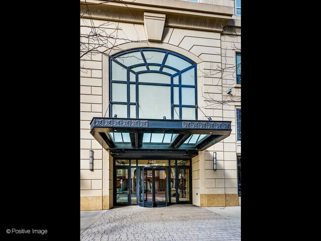 Building Photo - 10 E Delaware Pl