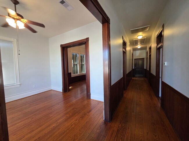 Building Photo - Large one story 3 bedroom Victorian cottage