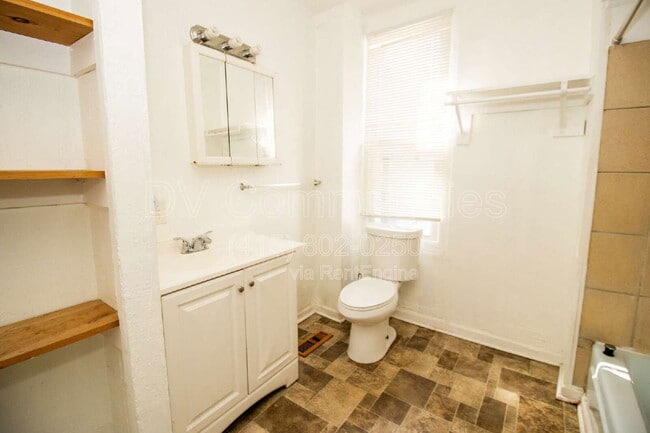 Building Photo - 636 Allyn St