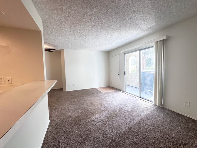 Building Photo - Bright and functional 2-bedroom, 2-bath Condo