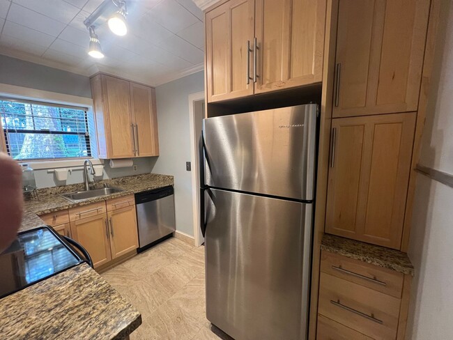 Building Photo - New Pricing! Charming Studio in Highly Des...