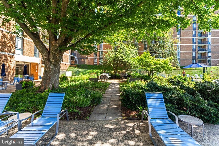 Building Photo - 2300 Pimmit Dr