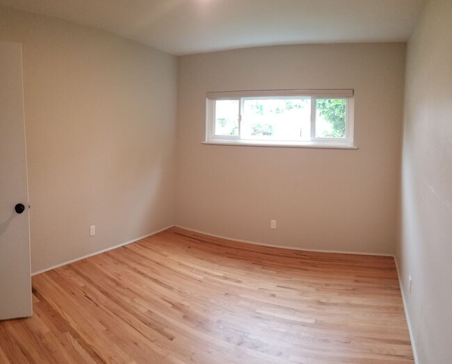 Building Photo - 5 bedrooms 2 baths close to campus and hug...