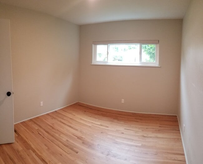 Building Photo - 5 bedrooms 2 baths close to campus and huge Backyard!