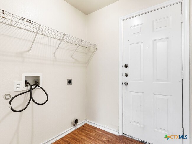 Building Photo - 825 Sagewood Trail