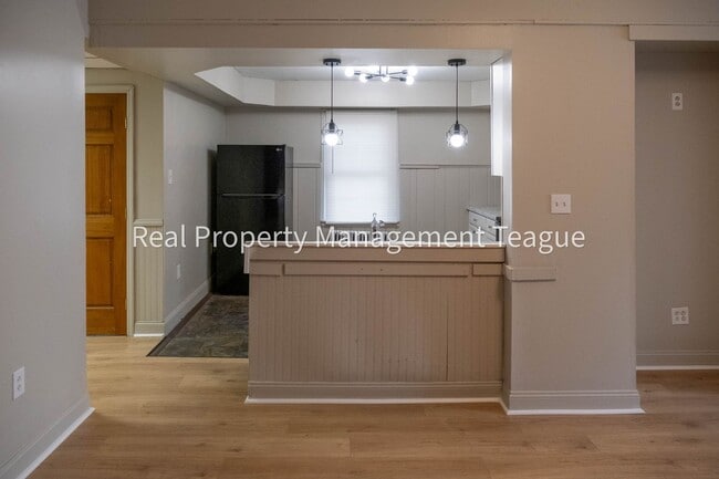 Building Photo - 1 S Main St