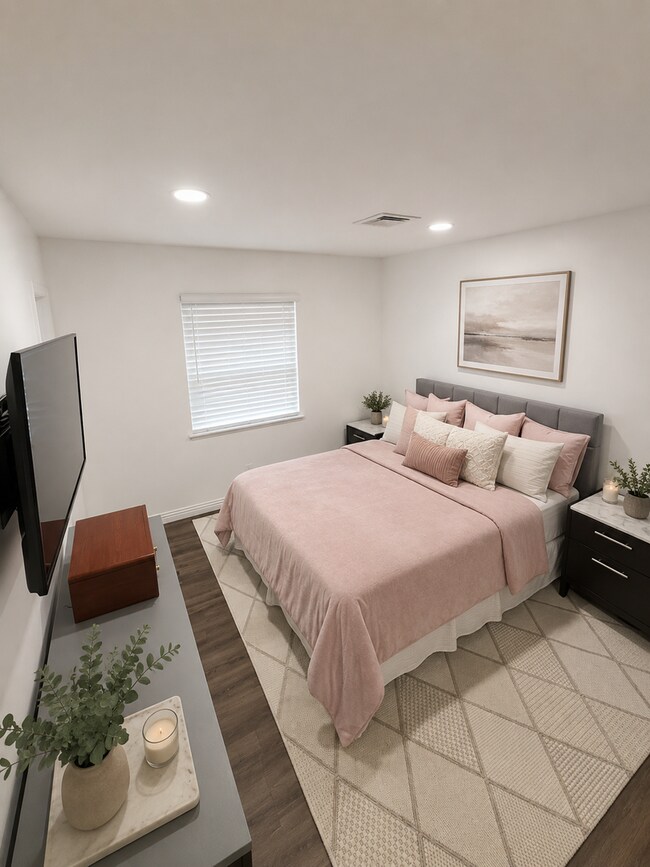Building Photo - 3 bedroom, 2 bath with 2 bonus rooms and huge fenced yards!
