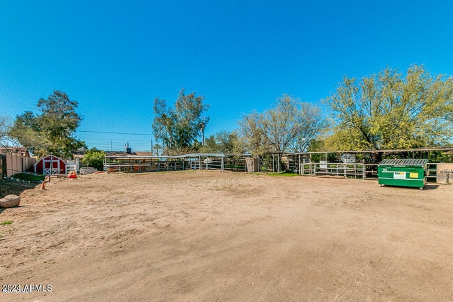 Building Photo - 848 E Roberts Rd