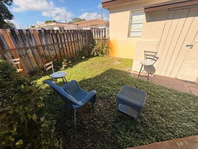 Building Photo - 126 SE 10th St