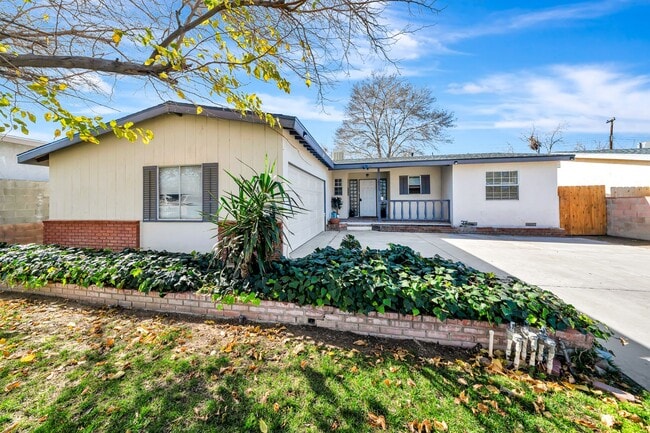 Building Photo - Stylish 4-Bed Mid-Century Home
