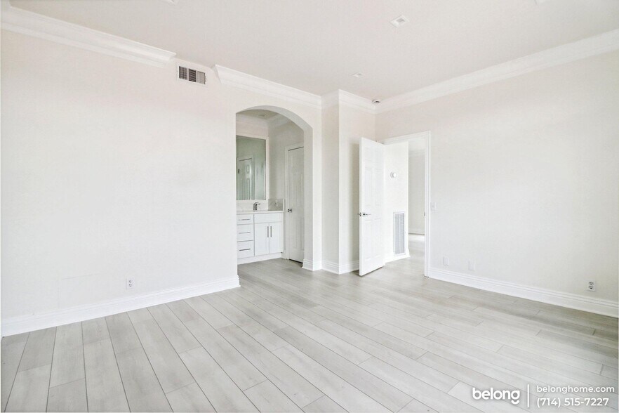 Building Photo - 30902 Club House Dr