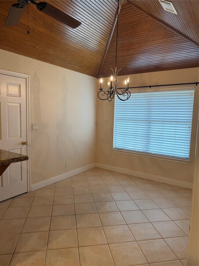 Building Photo - 611 Rolling Green Dr