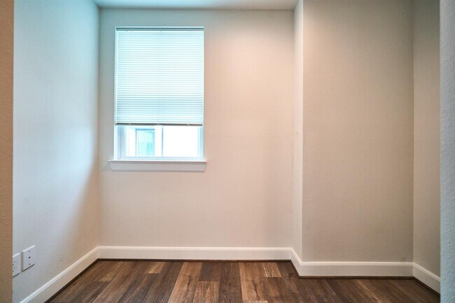 Building Photo - 2802 Grand Fountains Dr