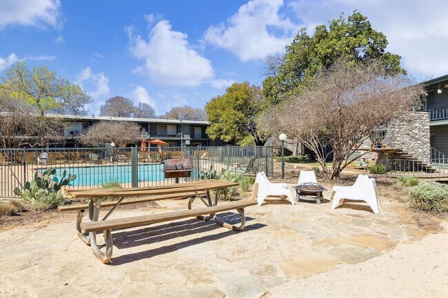 Building Photo - 1304 Mariposa Dr