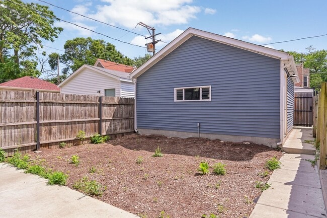 Building Photo - 6547 S Langley Ave