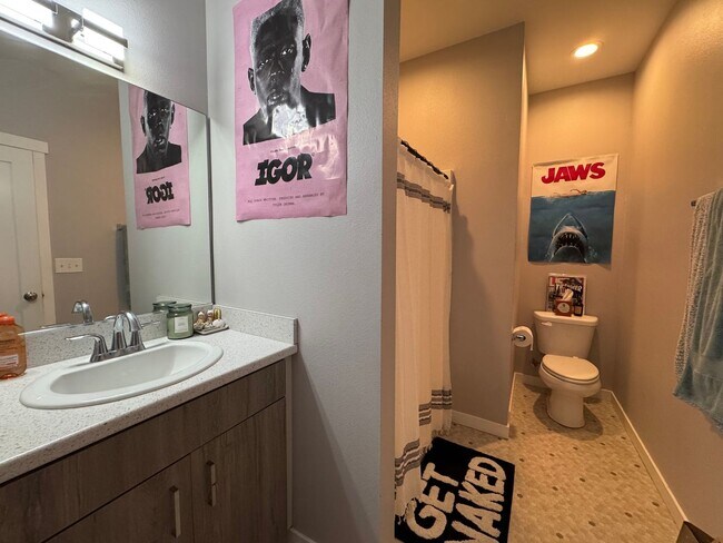 Building Photo - 6 Bed 5 Bath House Newer Updated Near Happy Valley, Fairhaven, WWU