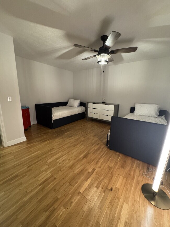Building Photo - Fairview home 5 bedroom 3 1/2 bathroom home
