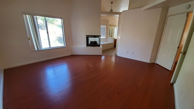 Building Photo - ( ( ( BEAUTIFUL 4 BEDROOM 3 BATH HOUSE!!! ...