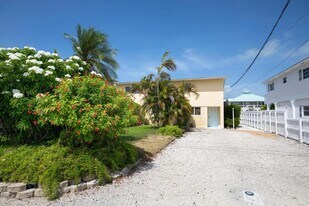 Building Photo - 596 W Shore Dr