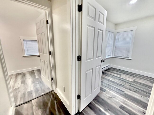Building Photo - Stunning, Newly Renovated 3BR | 1BA