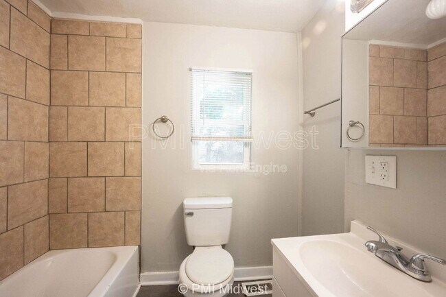 Building Photo - 445 W 29th St