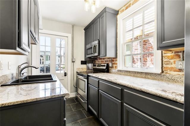 Building Photo - 823 Dauphine St