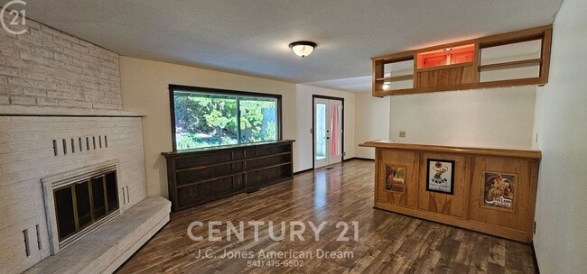 Building Photo - Single Family Home in NE Grants Pass with RV Parking