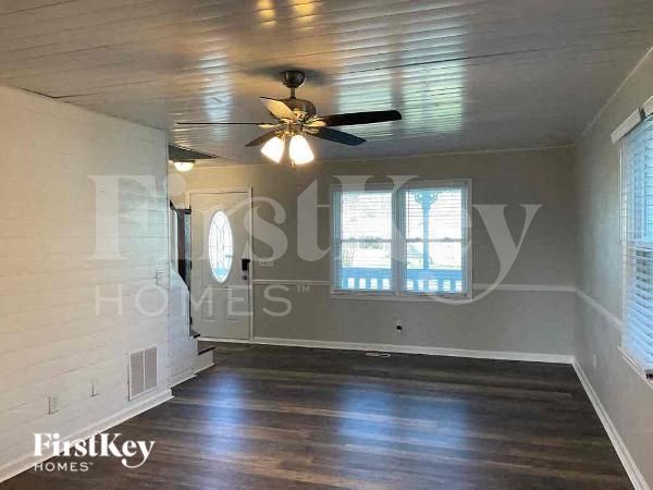 Building Photo - 5612 Pinewood Dr