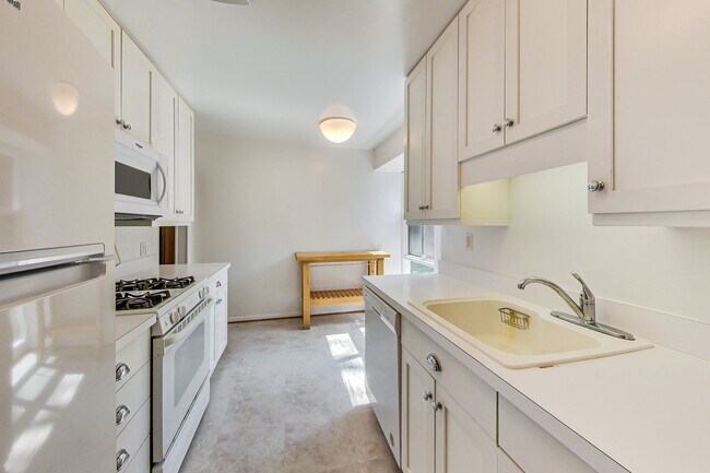 Building Photo - 3 bedroom/2 bath Light Filled Home Located in a Quiet Cul-de-Sac